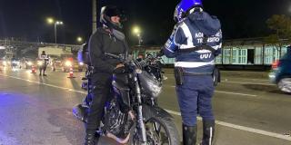 Agente de transito haciendo parte a un motociclista