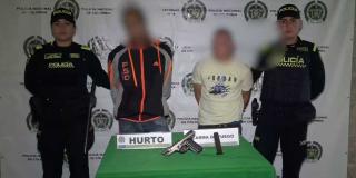 Capturados en persecución luego de hurtar a un taxista a mano armada