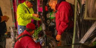 Agente de policía revisando taller de bicicletas