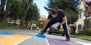 Persona pintando el piso