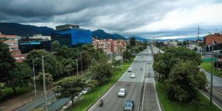 Carros en una avenida principal en Bogotá