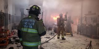 Bomberos rescatan a una persona y dos gatos de incendio en un taller