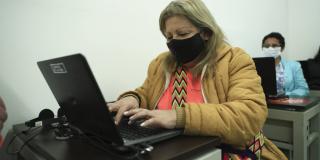 Mujer frente a un computador