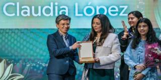 Alcaldesa Claudia López recibe premio 'Mujer Legendaria' de Women Economic Forum