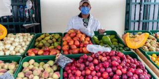 Vendedor canastas de frutas y verduras