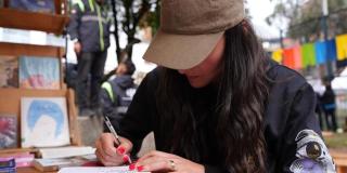 Mujer escribiendo