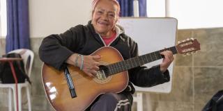 Mujer tocando guitarra