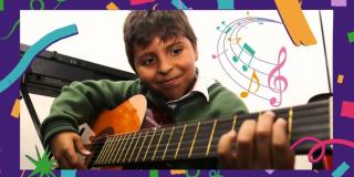 niño tocando guitarra