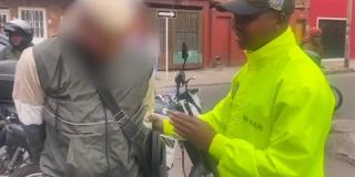 policia capturando a persona