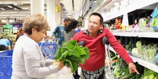 Personas beneficiarias pueden canjear bonos por alimentos octubre 2023