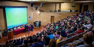 Personas en un auditorio