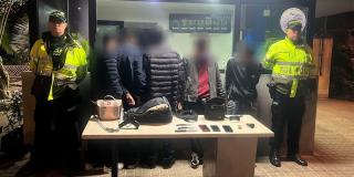 Estos hombres estaban intimidando a los pasajeros con armas blancas y una de fue