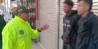 ¡En flagrancia! Policía capturó 2 hombres por extorsión a comerciante en Kennedy