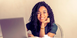 Mujer frente a un computador