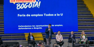 Andrea Peña; beneficiaria Todos a la U; Alfredo Bateman; secretario de Desarroll
