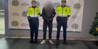 Hombre capturado por hurtar camioneta y disparar a la Policía en Puente Aranda 