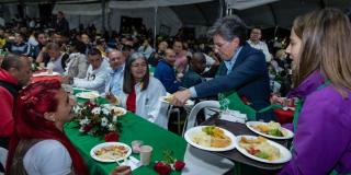 Alcaldesa y su gabinete celebraron cena navideña para 1.200 habitantes.