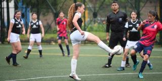Mujeres jugando fútbol