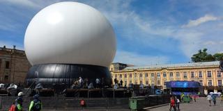 Para qué sirve el gigantesco globo que hay en la Plaza de Bolívar