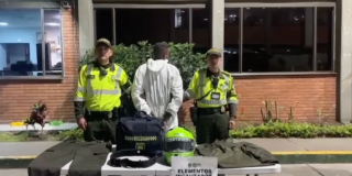 Policía capturó a un hombre por utilización ilegal de uniformes e insignias 