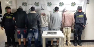 Dos capturados y tres menores aprehendidos por hurto a un vehículo de plataforma