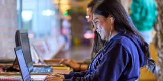 Mujer frente a un computador