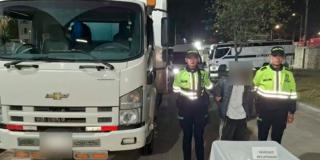 Policía captura a un hombre por hurto y recupera un camión en Kennedy 