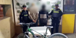 Con cámaras de seguridad Policía capturó a dos hombres que hurtaron bicicleta