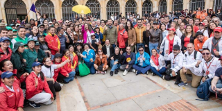 Alcalde entregó 17 insignias de cuidadores de ‘El Centro Vive’ Bogotá