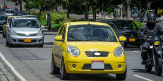 Pico y placa para vehículos particulares y taxis en Bogotá 24 de abril