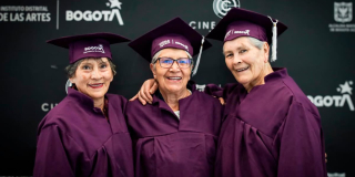 150 mujeres cuidadoras cumplieron su sueño de graduarse con toga y birrete