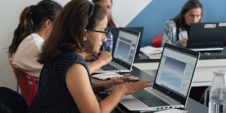 Mujeres frente a computadores