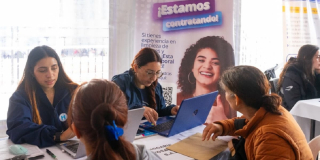 Personas reunidas para postularse a una oferta laboral