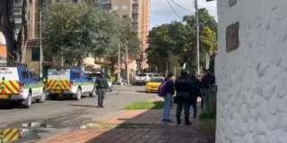 Autoridades buscan a dos hombres por arrojar una granada en Bogotá