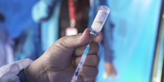 Vacunación contra el COVID-19 influye en pico respiratorio de Bogotá