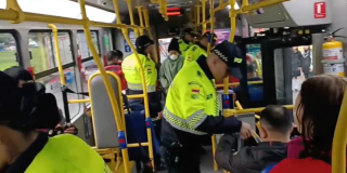 Video: 1.524 armas blancas incautadas en operativos en buses del SITP en Bogotá