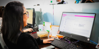 Mujer frente a un computador