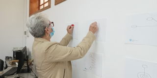 Mujer al frente de un tablero