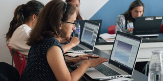 Mujer frente a un computador Foto: Secretaría de la Mujer