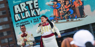Cantante en el festival Arte a la KY