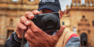 Hombre con una cámara
