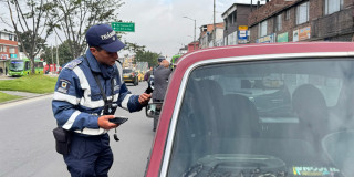 Agente de tránsito haciendo control