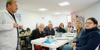 Profesor de inglés que dicta clases a adultos mayores en Bogotá 