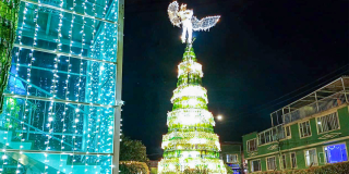 Navidad en Bogotá 2024 en Bosa construyen árbol de navidad reciclable