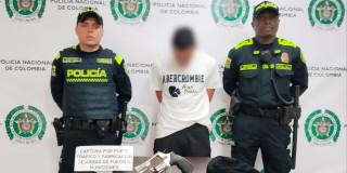 Video: Tras persecución, la Policía detuvo a hombre por robo a tienda en Bogotá