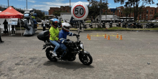 Motociclista con pasajero Foto: Secretaría de Movilidad