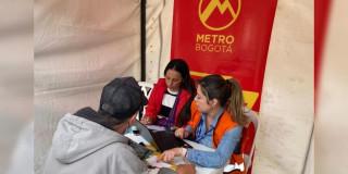 Funcionarios de Metro atendiendo a un ciudadano Foto: Empresa Metro de Bogotá.