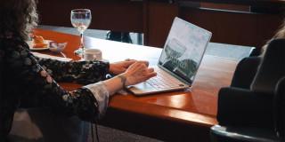 Persona con un computador Foto: Secretaría de la Mujer