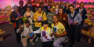 Personas Mayores en Bogotá asisten a la Feria del Libro 2025 