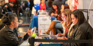 Ciudadana en feria de empleo Foto: Alcaldía Mayor de Bogotá - Fredy Gómez